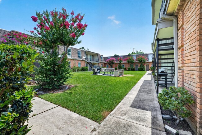 Building Photo - 1220 Shadowdale Dr