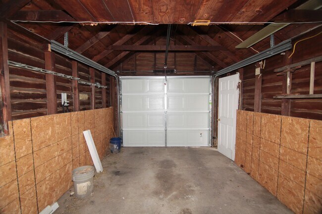 Building Photo - 2 bedroom Moline house with garage!