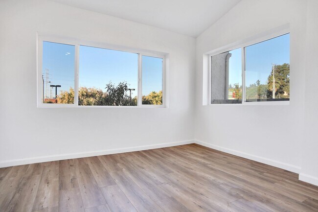 Building Photo - This bright upstairs 2 Bed / 2 Bath apartm...