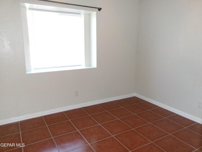 Building Photo - 733 Colchester Dr