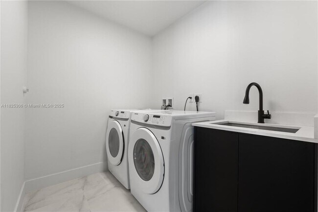 Building Photo - 5020 Hawkhurst Ave
