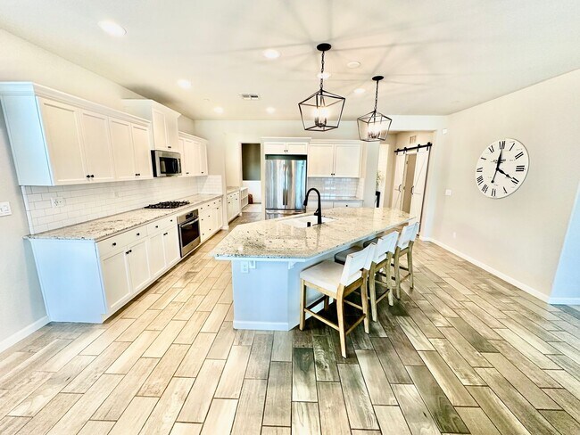 Building Photo - North Clovis 3/3 with Bonus Room and Pool