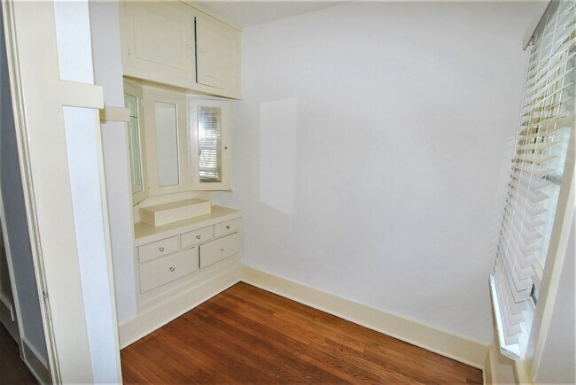 Building Photo - Charming Upstairs 1BR with Vintage Appeal in Alamitos Beach