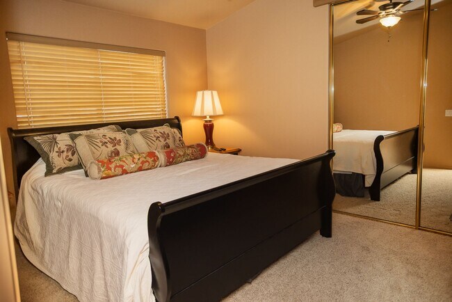 Building Photo - Lake Vacation!! 3 Bed 2 Bath POOL Home!!