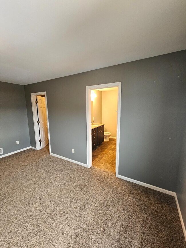 Building Photo - 949 Madison Ln