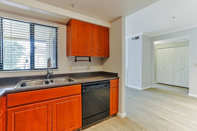 Building Photo - Remodeled Luxury One Bedroom Condo  Cross ...