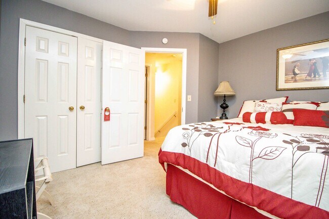 Building Photo - 3 bed, 2.5 bath Duplex