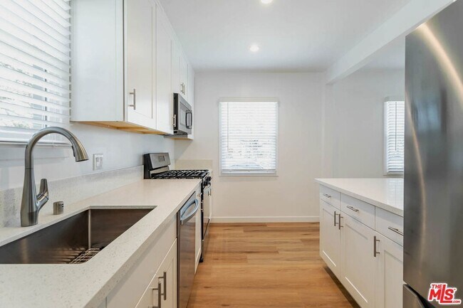 Building Photo - 815 W Glenoaks Blvd