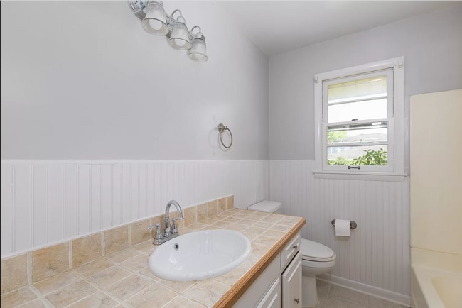 Building Photo - 260 Binkley Dr