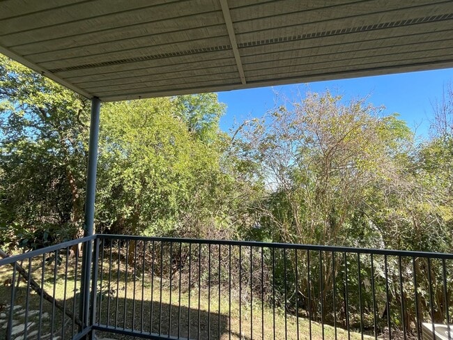 Building Photo - Wonderful 2/2 in Perfect Far West Location