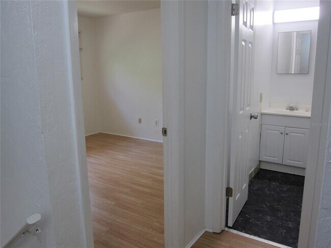 Building Photo - 6417 SW 9th Ave