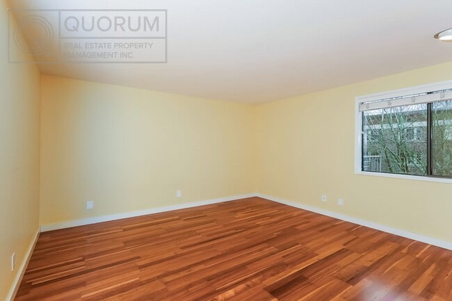 Building Photo - Spectacular Top Floor Condo with Stunning Views in Queen Anne