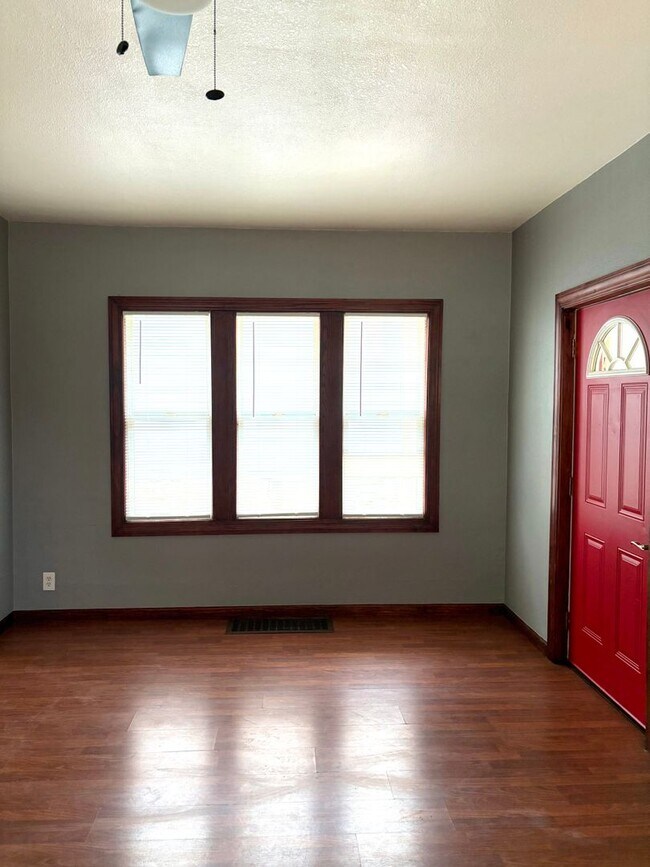 Building Photo - Beautiful 4 bedrooms and 2 bathrooms!
