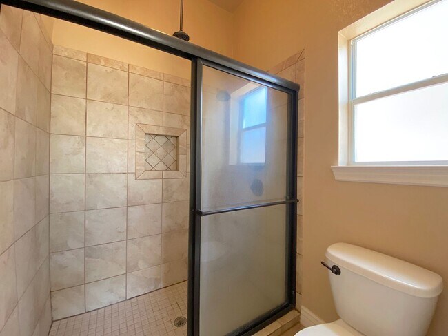 Building Photo - Sandstone Ranch Estates 3 bed with Refrig A/C