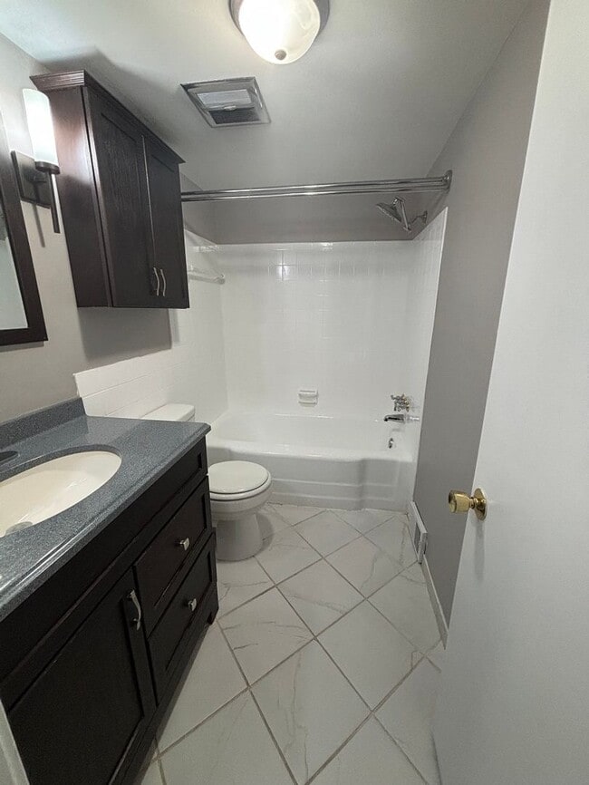 Building Photo - 6970 Carriage Hill Dr