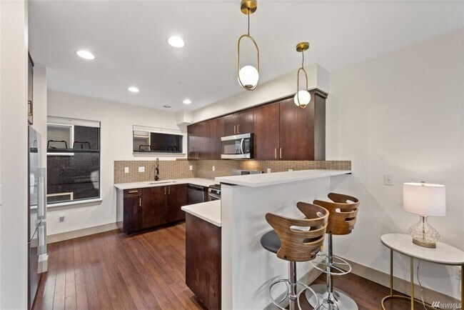 Building Photo - 2Bd/1.75Ba Seattle Townhouse