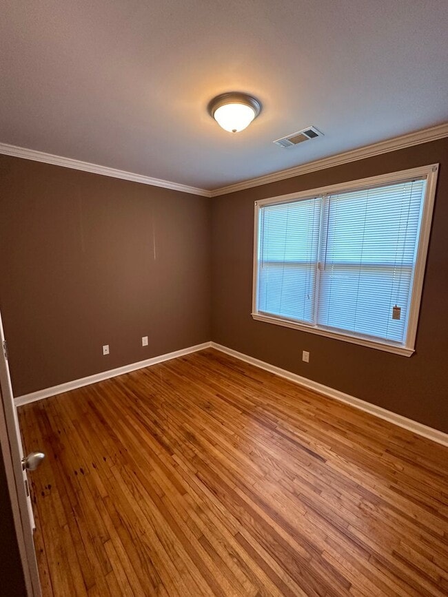 Building Photo - Forest Hills Cutie