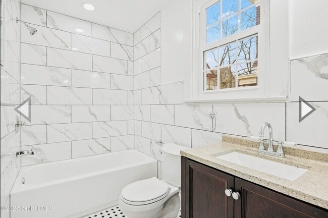 Building Photo - Private Rooms for Rent in Modern Pine Hills Home | Utilities Included