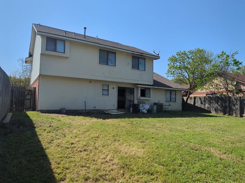 Building Photo - 701 Brazos Dr