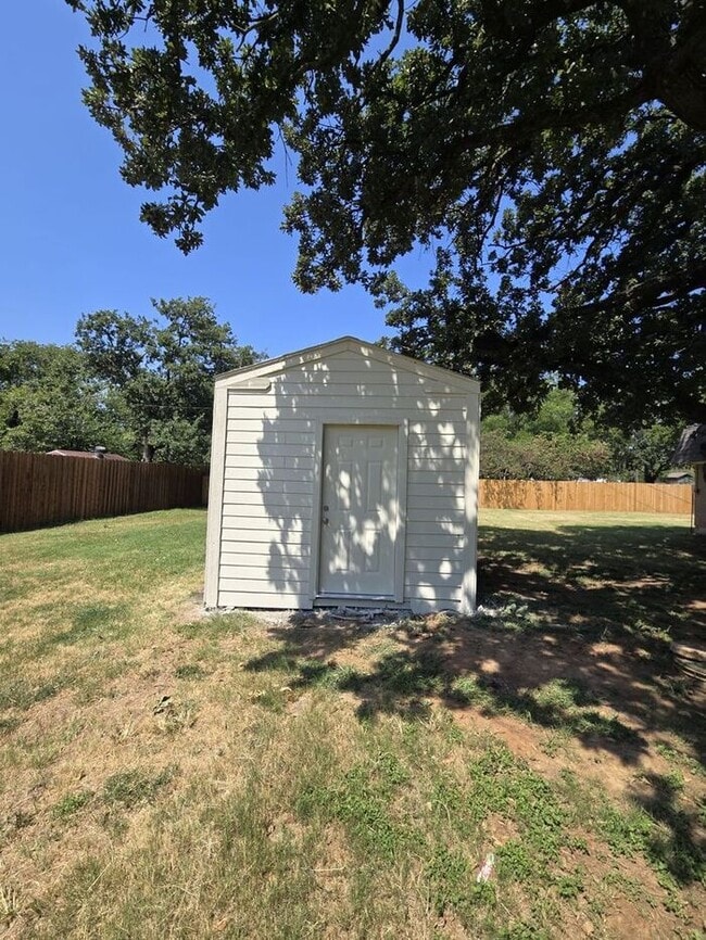 Building Photo - **Modern 2 Bed / 1 Bath Duplex in Little E...