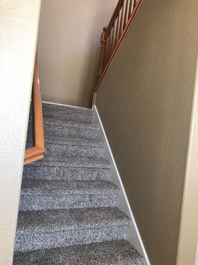 Building Photo - Huge 4 Bedroom + Loft 3 Bath Home for Rent!