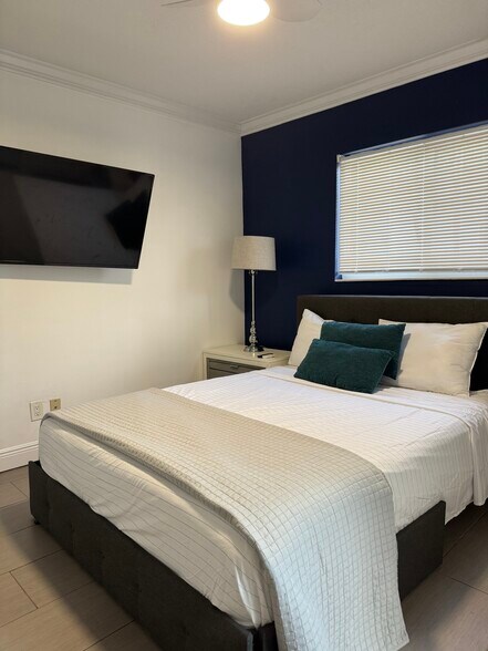 Building Photo - 1214 NE 5th Ter