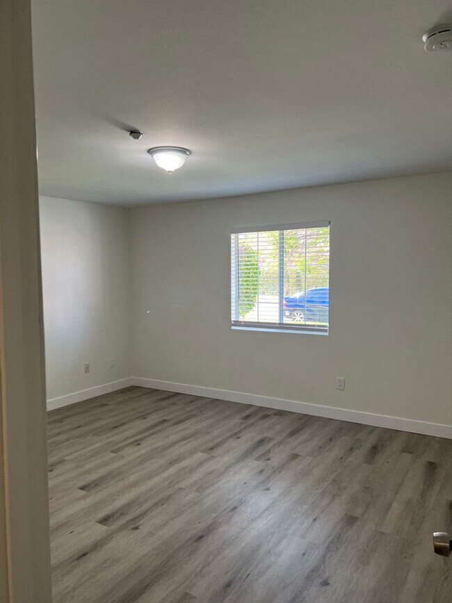 Building Photo - Delong Townhomes