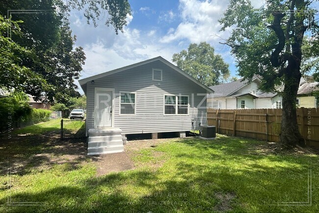 Building Photo - **Coming Soon** Beautiful Renovated 3 Bedr...
