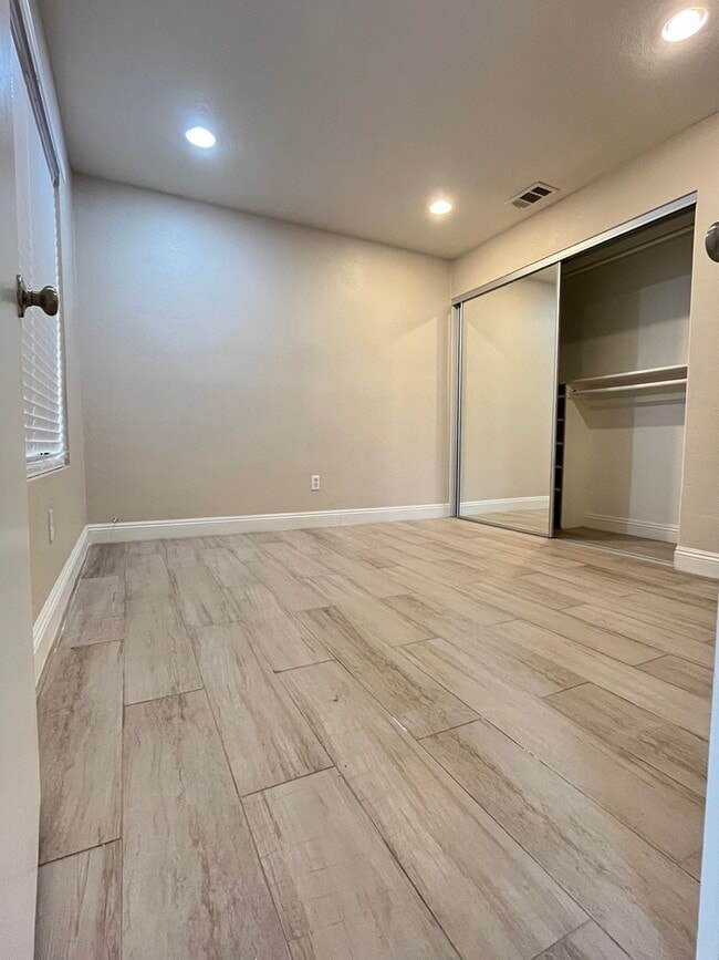 Building Photo - BEAUTIFULLY UPGRADED 1 STORY CONDO