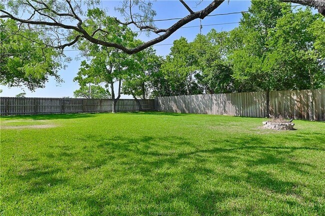 Building Photo - AUGUST PRE-LEASE!! 4 bed, 3 bath house on HUGE lot walking distance to Texas A&M!