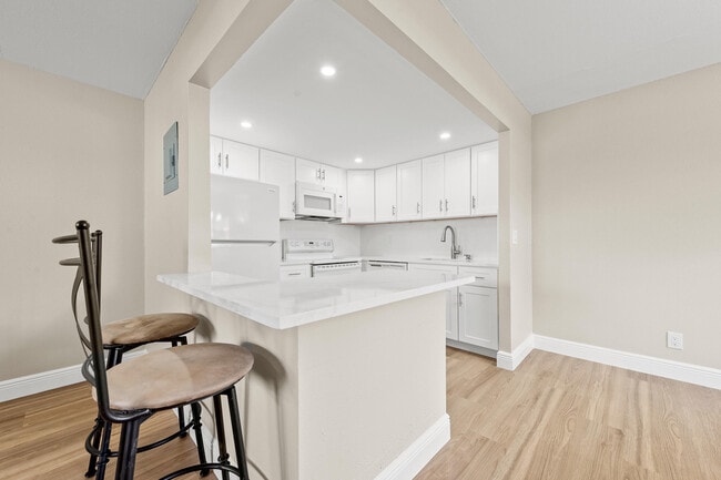 Building Photo - 723 Flanders Dr