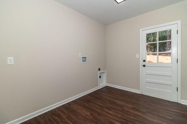 Building Photo - 4375 Lake Idylwilde Dr