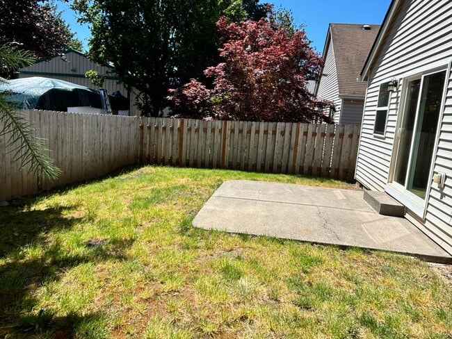 Building Photo - Two Level Cascadia Village Home- Great Flo...