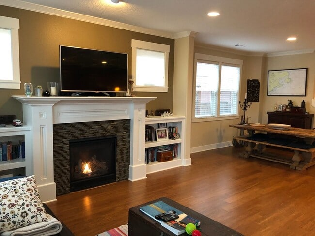 Building Photo - Gorgeous, modern craftsman 3+ bedroom, 3 b...