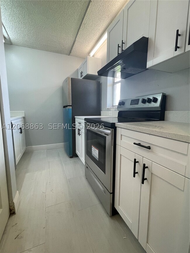 Building Photo - 10169 Twin Lakes Dr