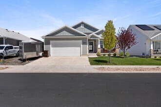 Building Photo - 1841 E Magnolia Cir