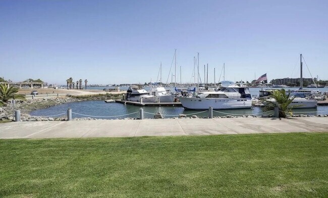 Building Photo - BEAUTIFUL TOP FLOOR  1 BED 1 BATH CONDO W/RESORT FACILITIES! +STORAGE