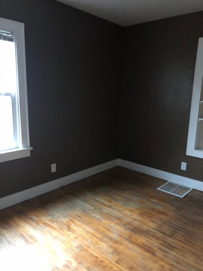 Building Photo - 2 BR/1 Bath home