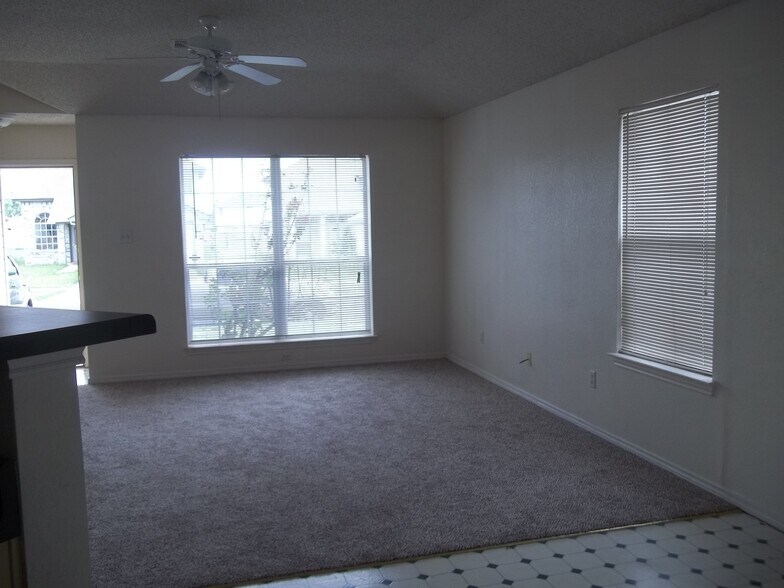 Building Photo - 2205 Garrett Dr