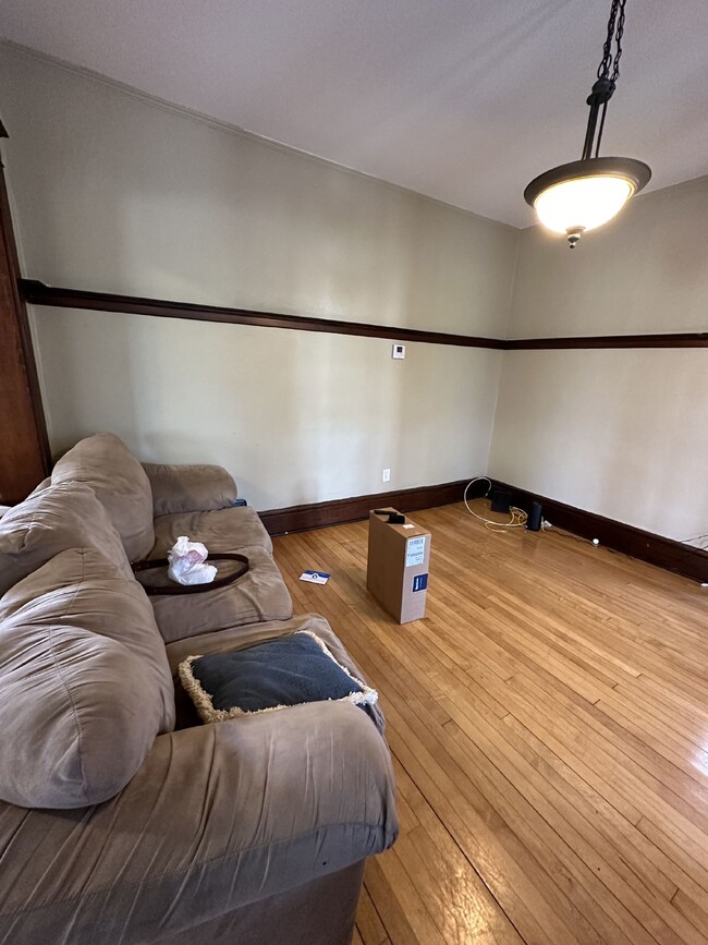 Building Photo - FREE OF SECURITY DEPOSITS 3 bed 1 bath clo...