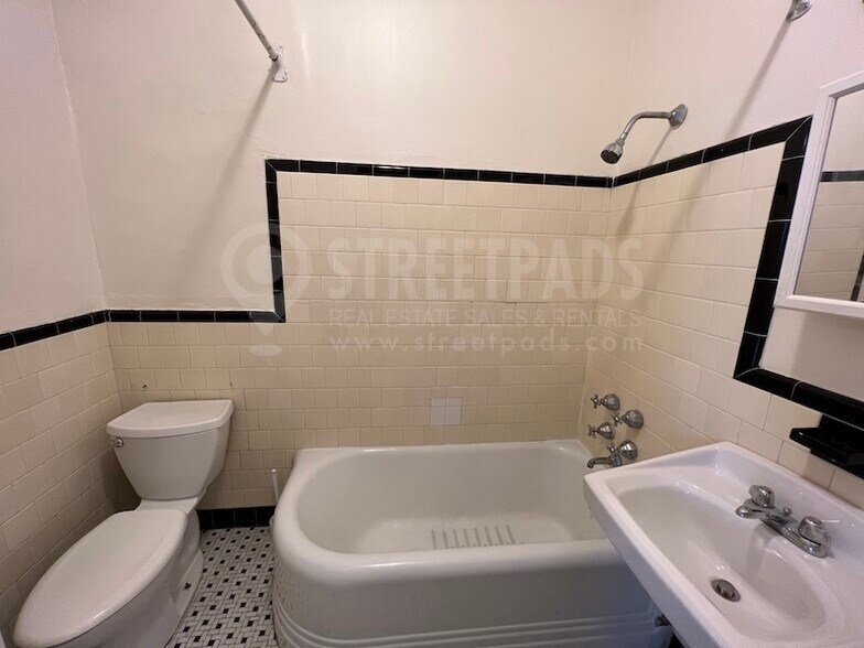 Building Photo - 2 Ware St