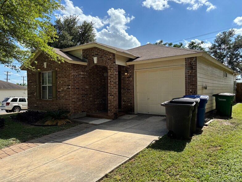 Building Photo - 1427 Range Fld