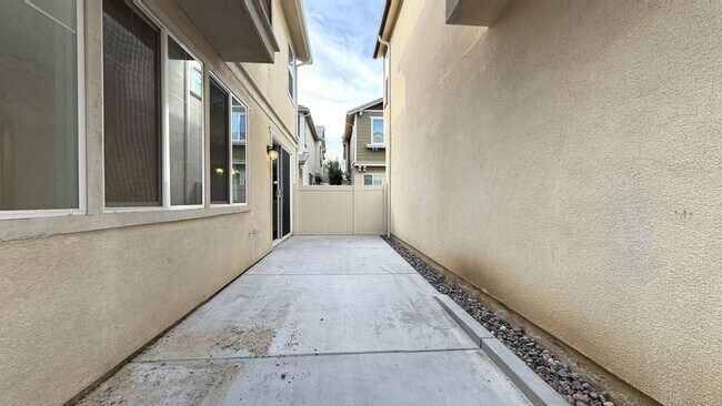 Building Photo - 646 S Brampton Ave