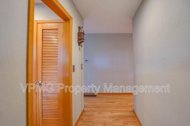 Building Photo - 6904 NE 70th St