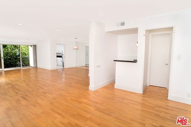 Building Photo - 416 N Oakhurst Dr