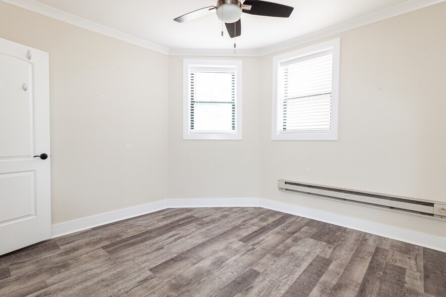 Building Photo - 3845 N Greenview Ave