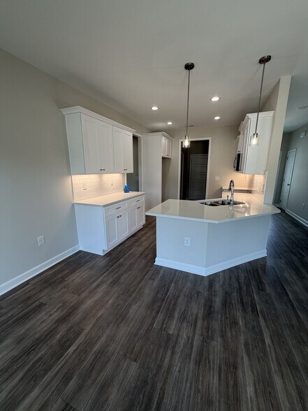 Building Photo - 405 Creeks Edge Dr