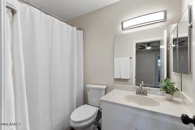 Building Photo - 330 W Tonopah Dr