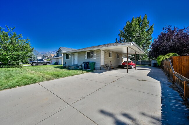 Building Photo - Duplex in Sandy - Available NOW!