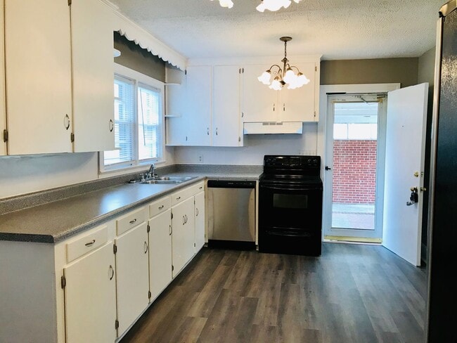 Building Photo - Rare Gem! Spacious and fantastic updated o...